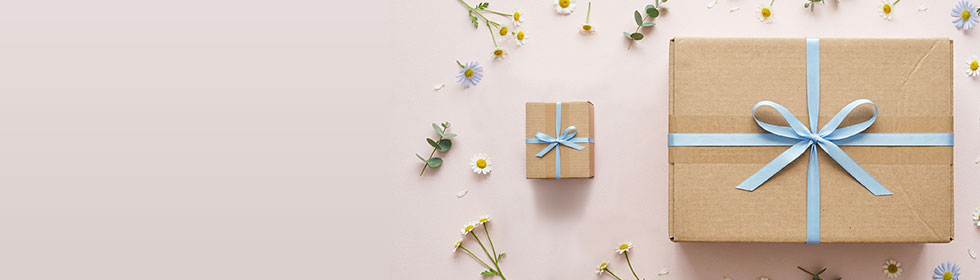 Ein Satz PKW-Reifen mit glänzenden Alufelgen  title: Neue Saison, neues Profil: Jetzt Reifen transportieren